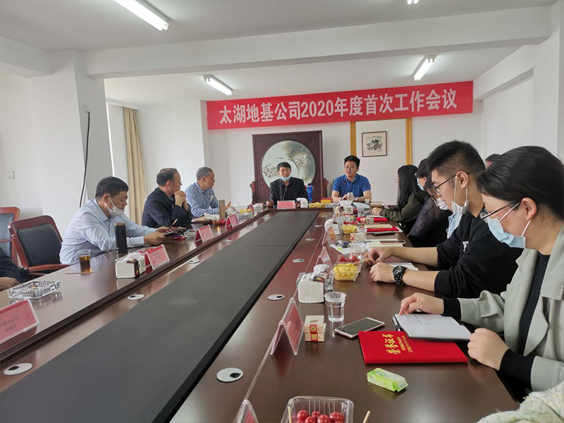 政府領(lǐng)導(dǎo)蒞臨公司會(huì)議并代表市、鎮(zhèn)二級(jí)頒獎(jiǎng)